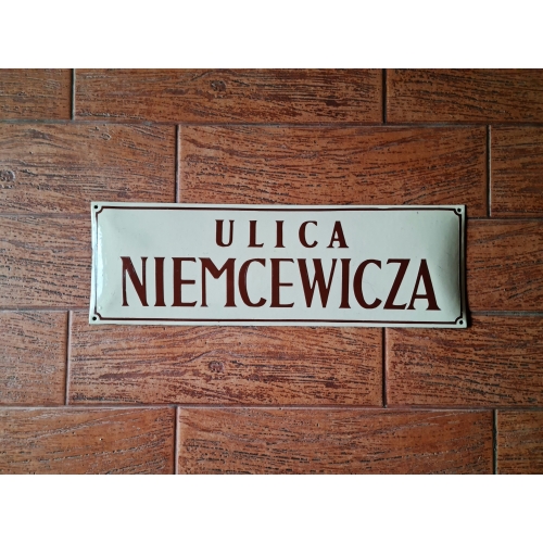 Niemcewicza (brązowe litery)